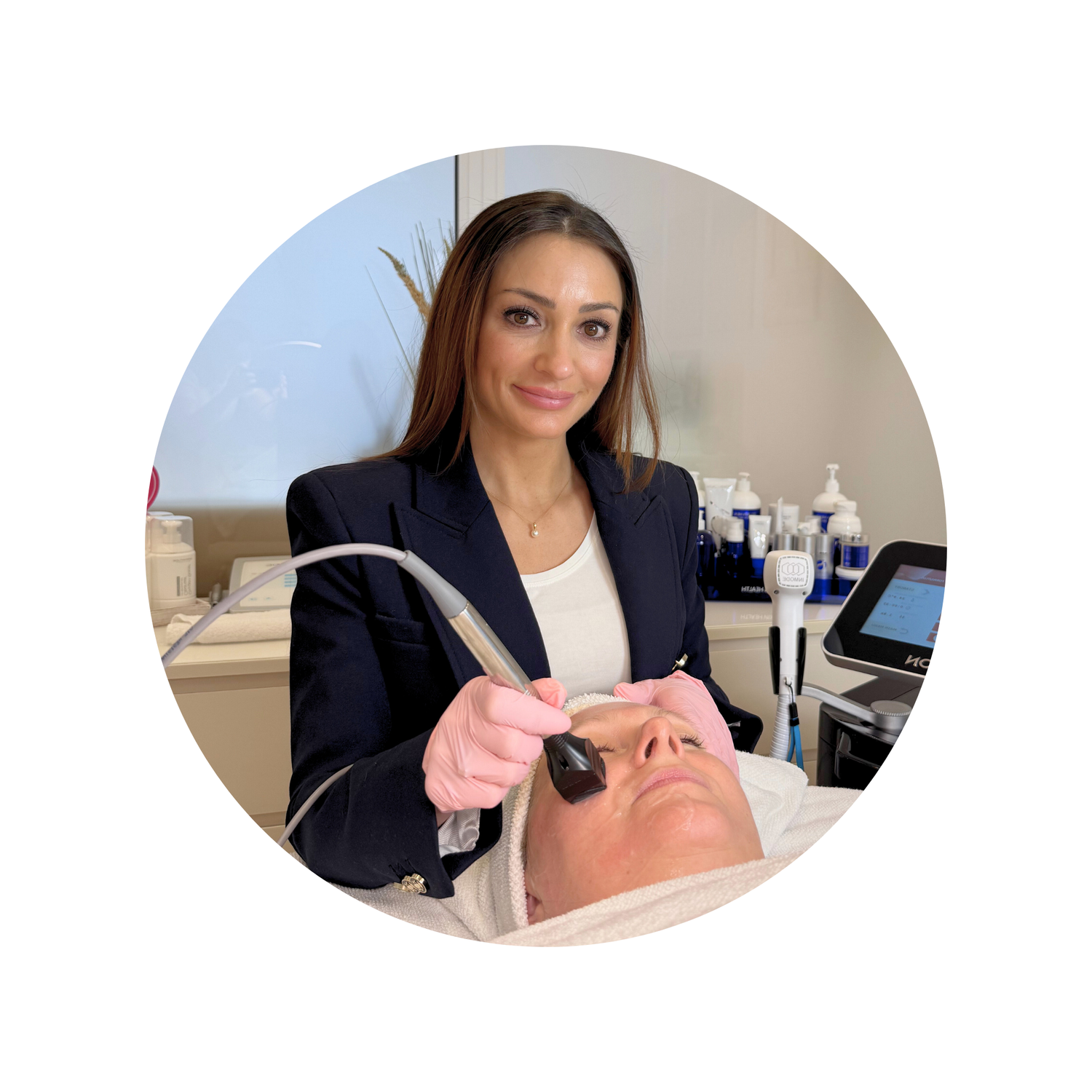 Selma Inhaberin der Beauty Bar Winterhude in einer Behandlung bei einer Patientin mit dem Triton Tower von Inmode