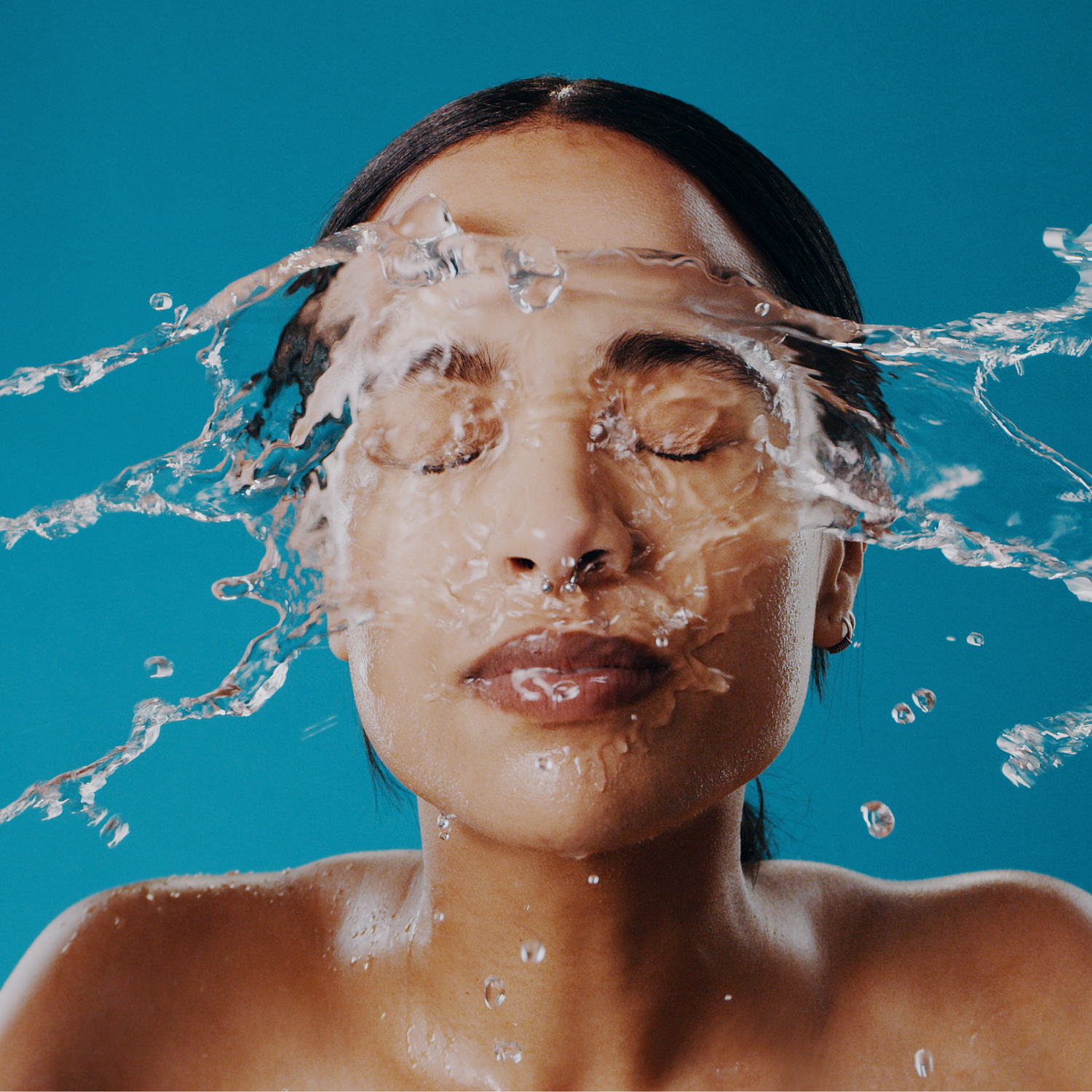 Frau mit Wasser im Gesicht zu Tiefenreinigung in der Beauty Bar Winterhude