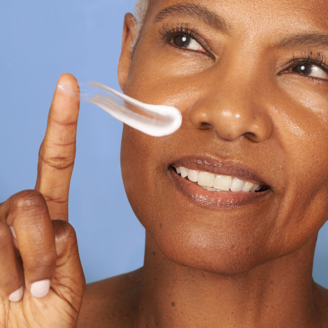 is clinical retinol+ emulsion mit farbiger Frau im Hintergrund