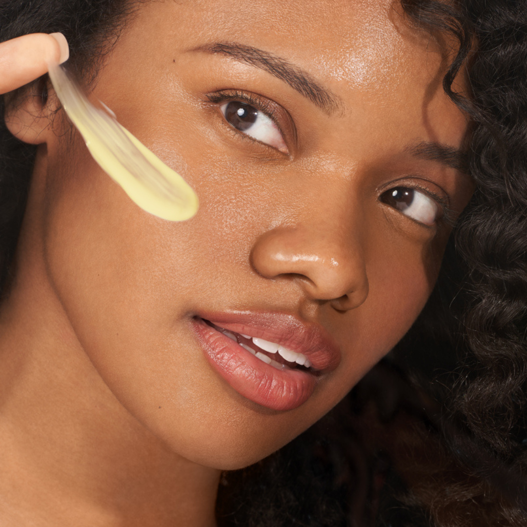 is clinical retinolserum Textur mit Frau im Hintergrund